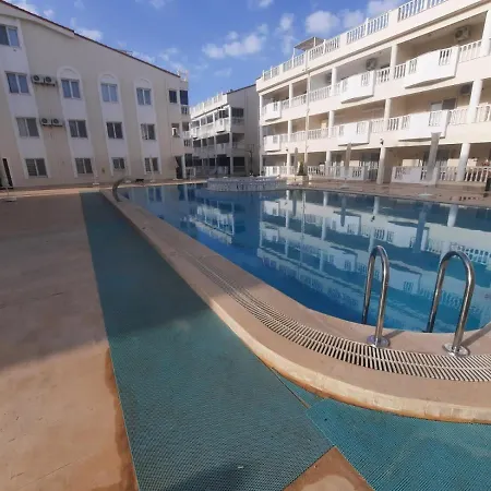 Lovely 2-bed Three Communal Pool