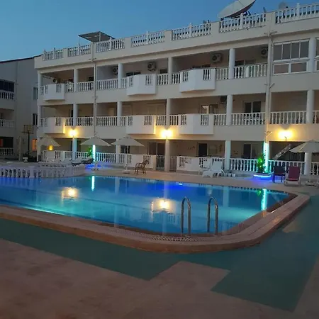 Apartament Lovely 2-bed Three Communal Pool