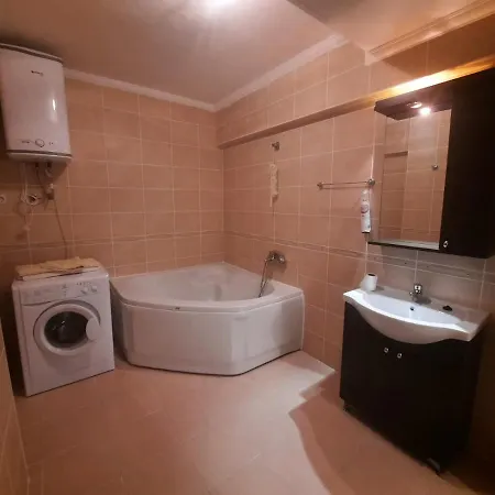 Apartament Lovely 2-bed Three Communal Pool *